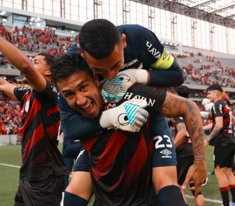Imagem - Athletico vence o Coritiba no Athletiba e encosta no G-5 do Brasileirão