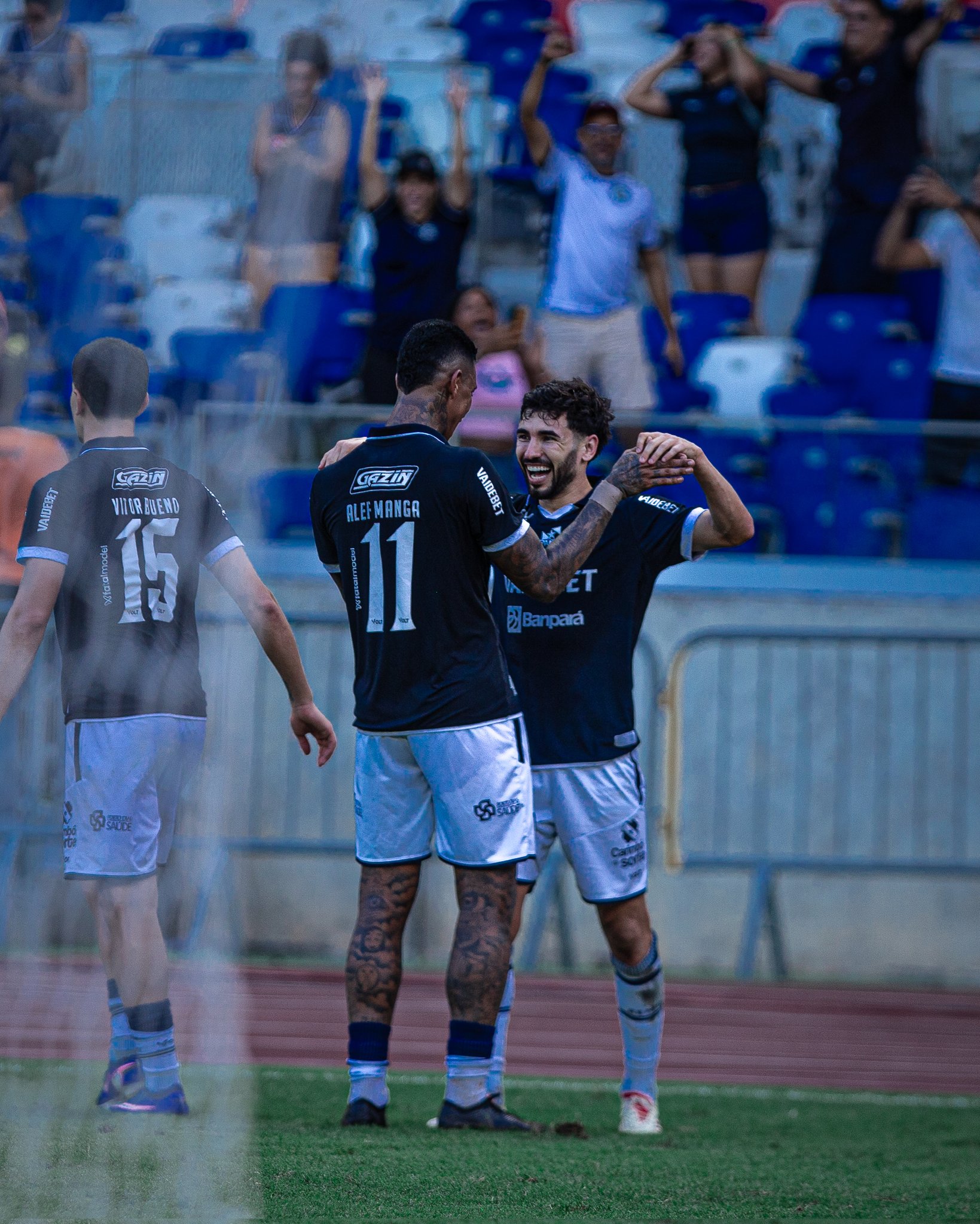 Gabriel Taliari comemora um dos gols do triunfo azulino