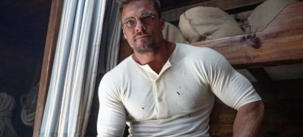 (O ator Alan Ritchson, conhecido por seu papel na série Reacher e por participações na franquia Velozes e Furiosos, se envolveu em uma briga com um vizinho nos Estados Unidos.)