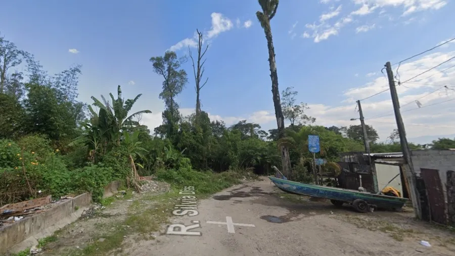 O carro com os corpos estava abandonado dentro de um terreno na rua Sílvia Dias, no bairro Antártica.