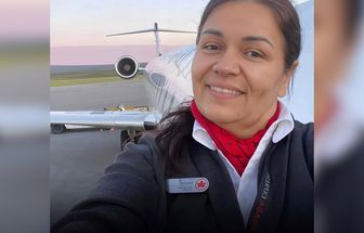 Comissária sobrevive a colisão em aeroporto de Nova York