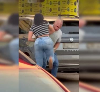 Imagem - Vídeo: Policial penal armado é agredido por companheira em via pública após suposta traição