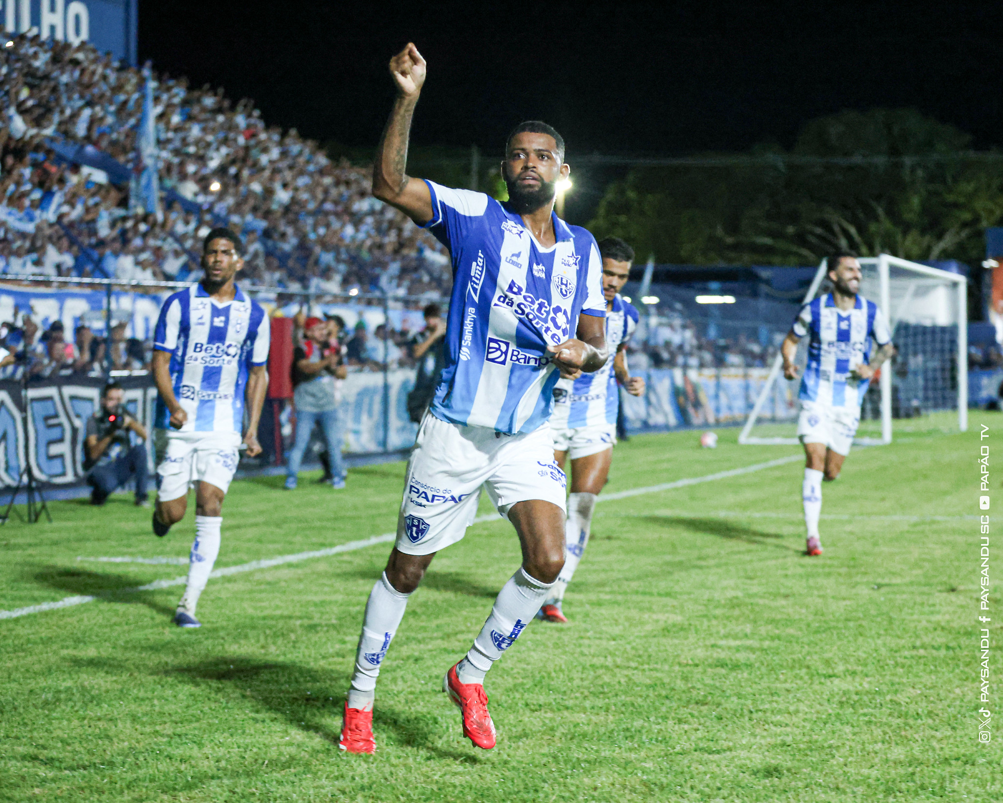 Castro comemora gol de empate