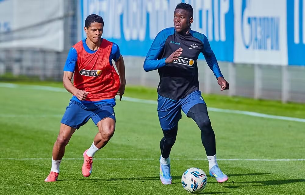 Douglas Santos e Luiz Henrique não conseguiram sair da Rússia - 