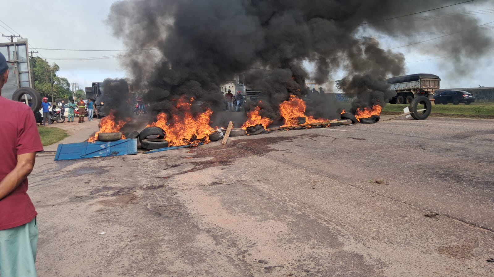 Moradores de Marituba fecham BR em protesto