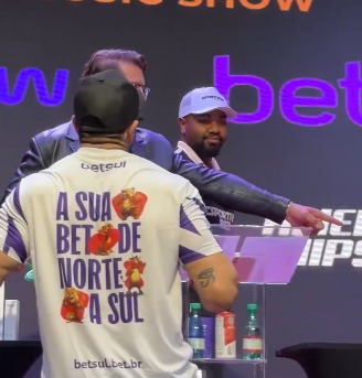 Imagem - Davi Brito chega a coletiva de luta segurando caixão e protagoniza discussão com Kléber Bambam