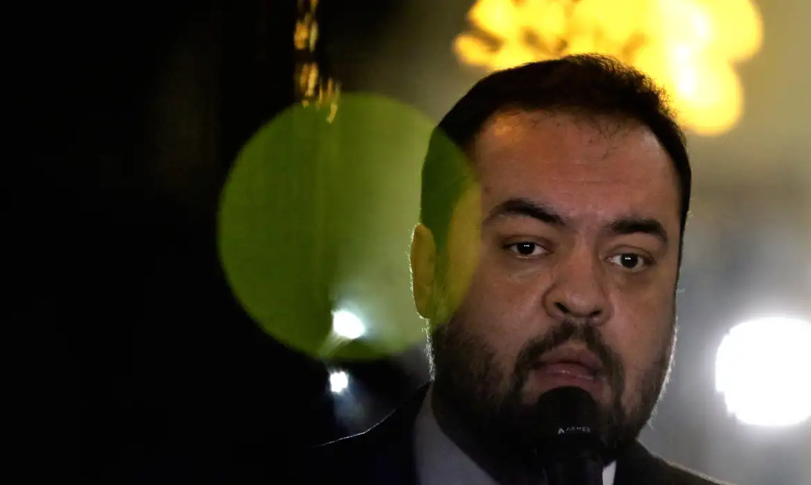 (Tribunal Superior Eleitoral decidiu condenar o ex-governador do Rio de Janeiro Cláudio Castro por abuso de poder político e econômico na campanha à reeleição, em 2022.)