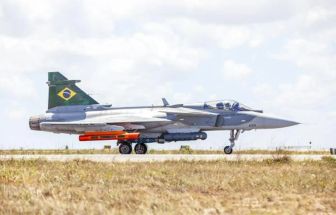 Primeiro caça supersônico do Brasil é apresentado ao presidente Lula