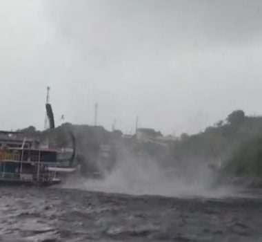 Imagem - Vídeo: Redemoinho atinge embarcação durante temporal no Rio Negro, em Manaus