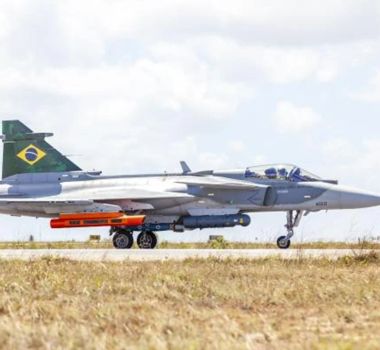 Imagem - Primeiro caça supersônico do Brasil é apresentado ao presidente Lula