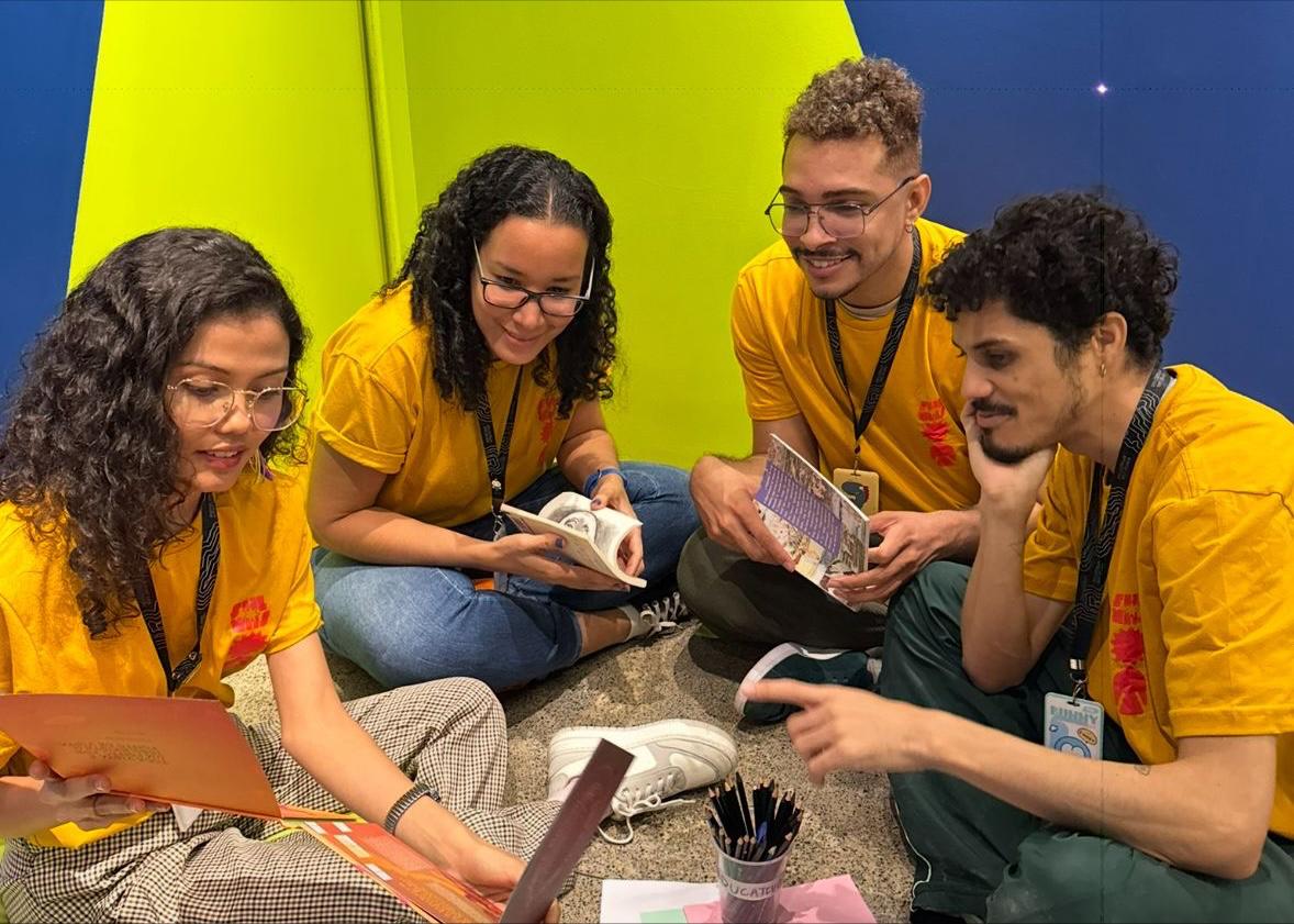 A proposta é que os participantes aprendam brincando, por meio de exercícios cênicos e jogos teatrais.