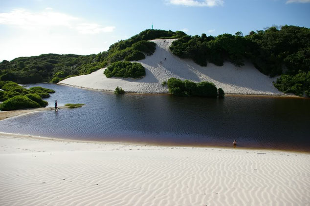 Lago da 'Coca-Cola' situado na região da praia do Atalaia, no município de Salinópolis. —