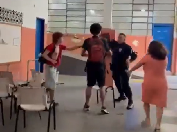 PM agride estudantes dentro de escola estadual na zona sul do Rio de Janeiro