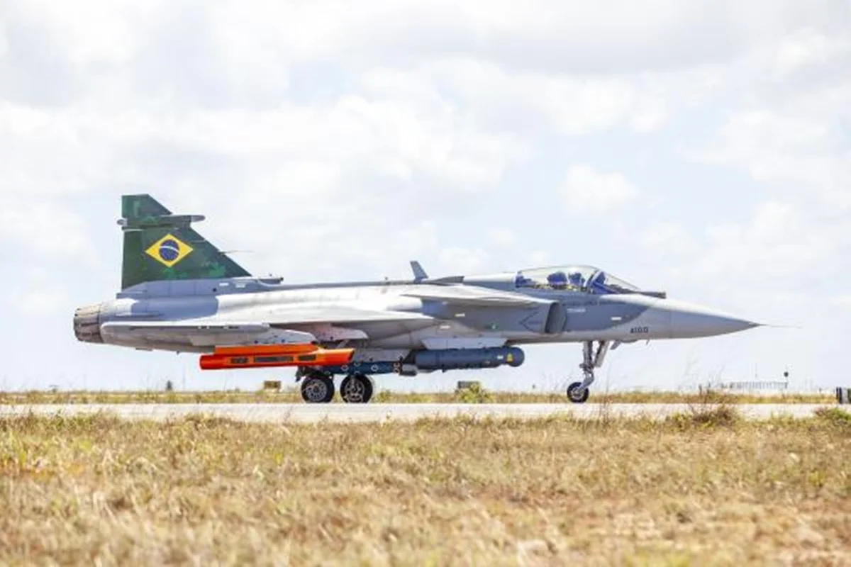 Primeiro caça supersônico do Brasil é apresentado ao presidente Lula