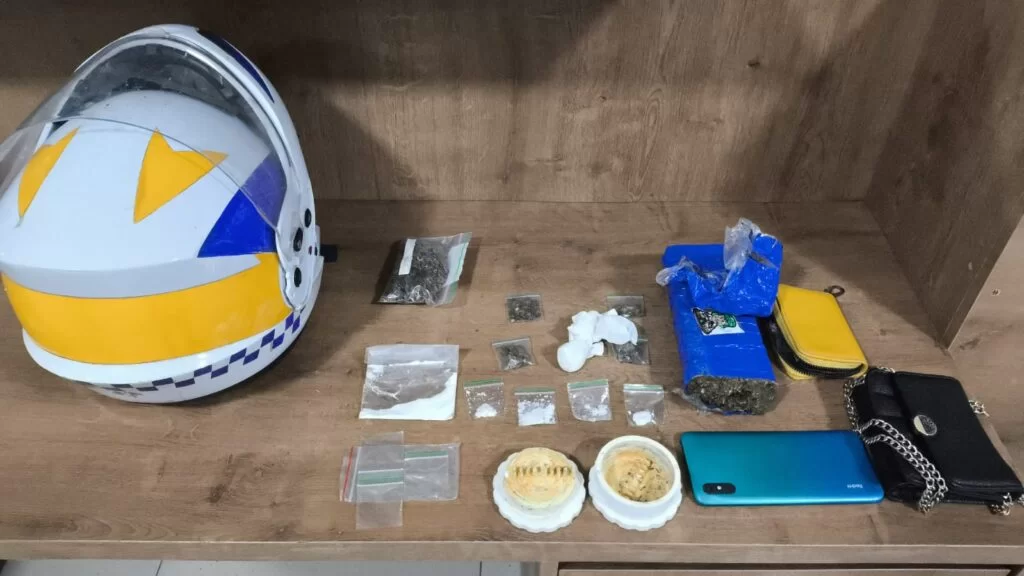 Questionada, ela confessou que havia mais drogas em casa

