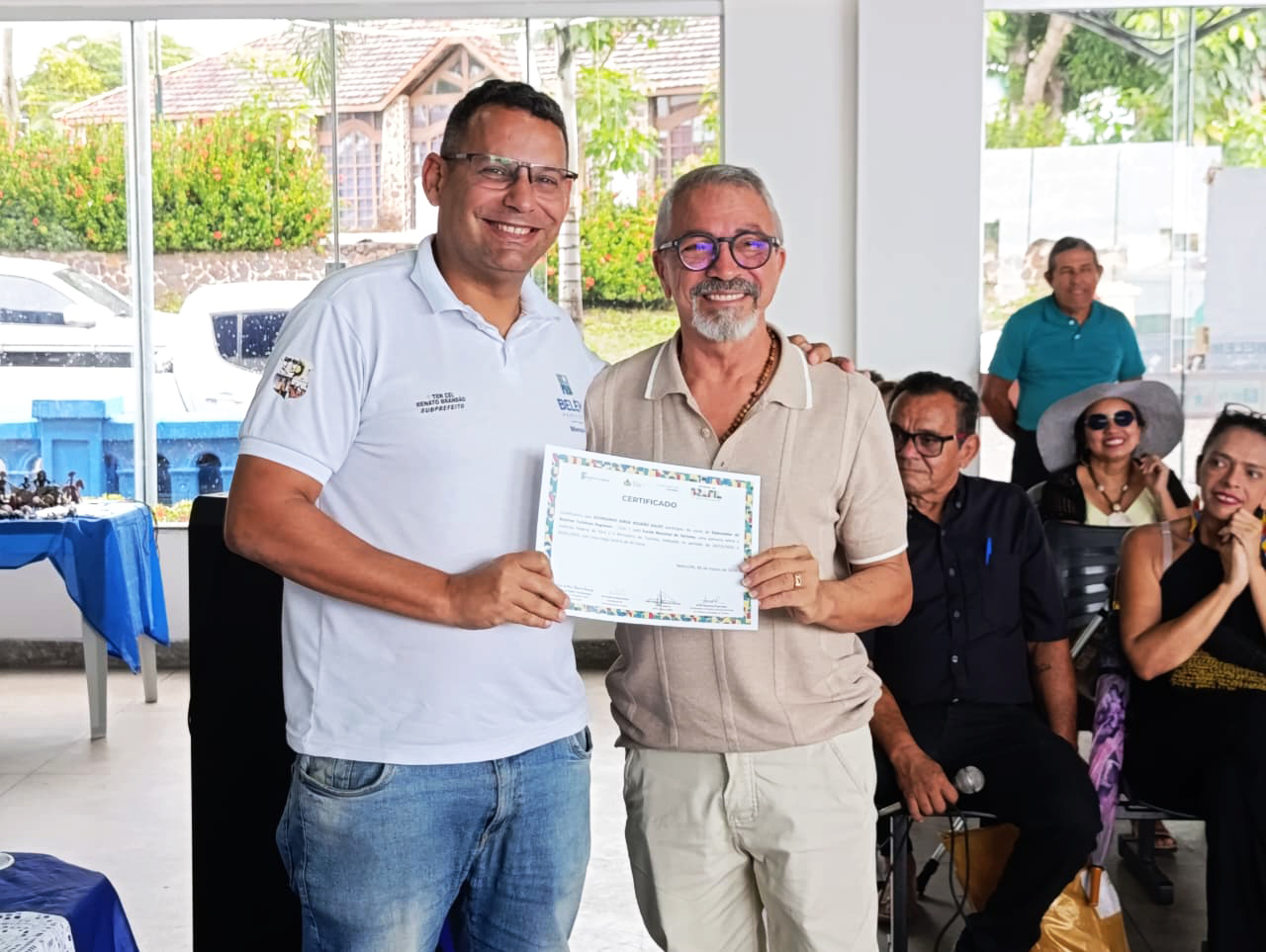 Subprefeito de Mosqueiro, Renato Brandão, entrega certificado a concluinte do curso