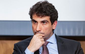 Quase metade da população brasileira usa cartão de crédito, principal motor do endividamento no país