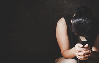 Sofrendo com sequelas de um estupro coletivo, jovem de 25 anos ganha direito a eutanásia