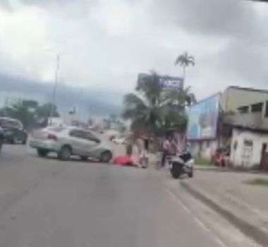 Imagem - Colisão entre carro e motocicleta deixa trânsito lento na João Paulo II; acompanhe
