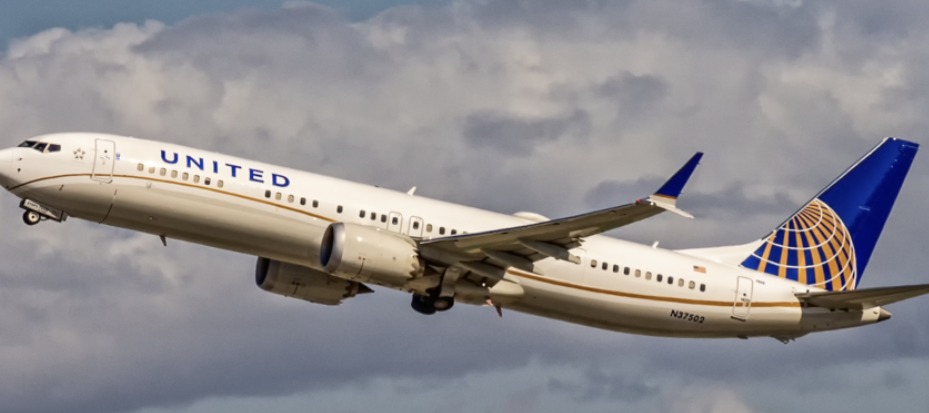 (O avião levava 162 passageiros e seis tripulantes. )