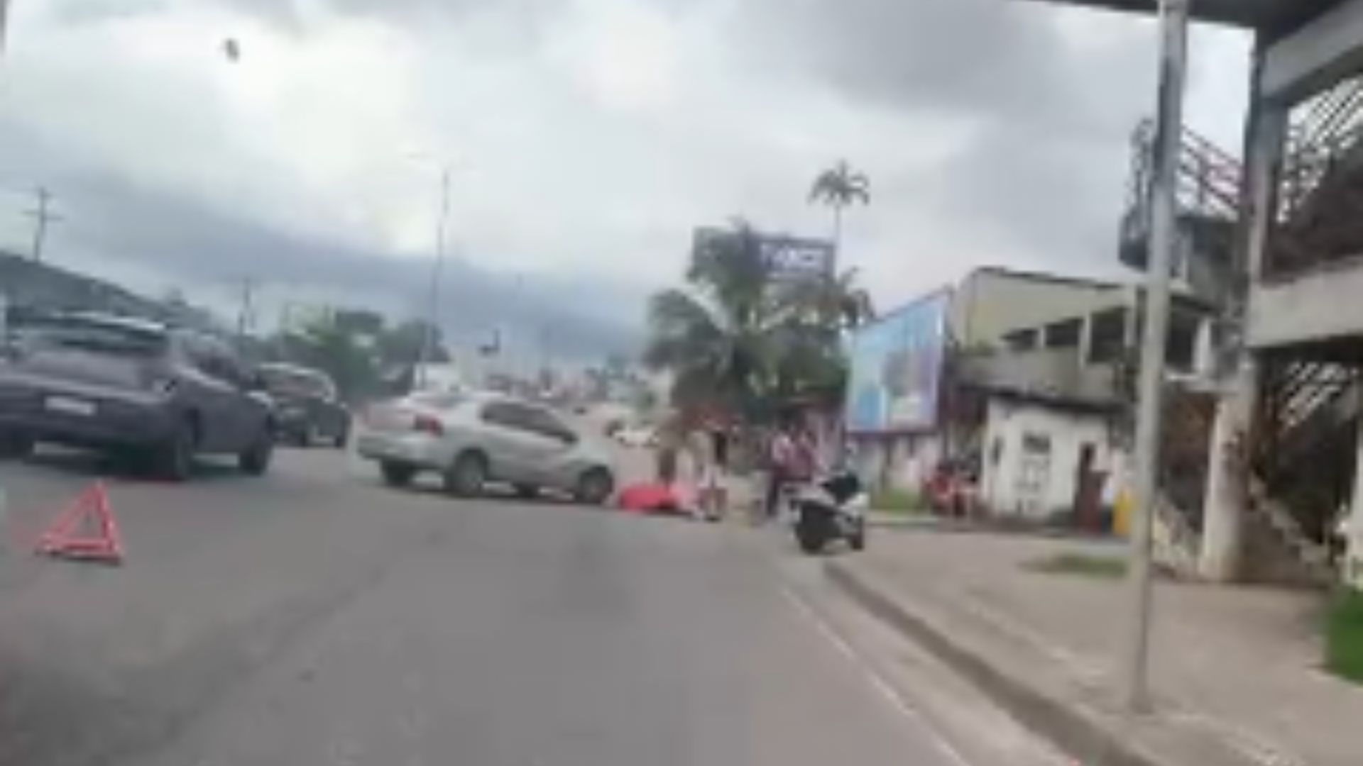 Imagem - Colisão entre carro e motocicleta deixa trânsito lento na João Paulo II; acompanhe