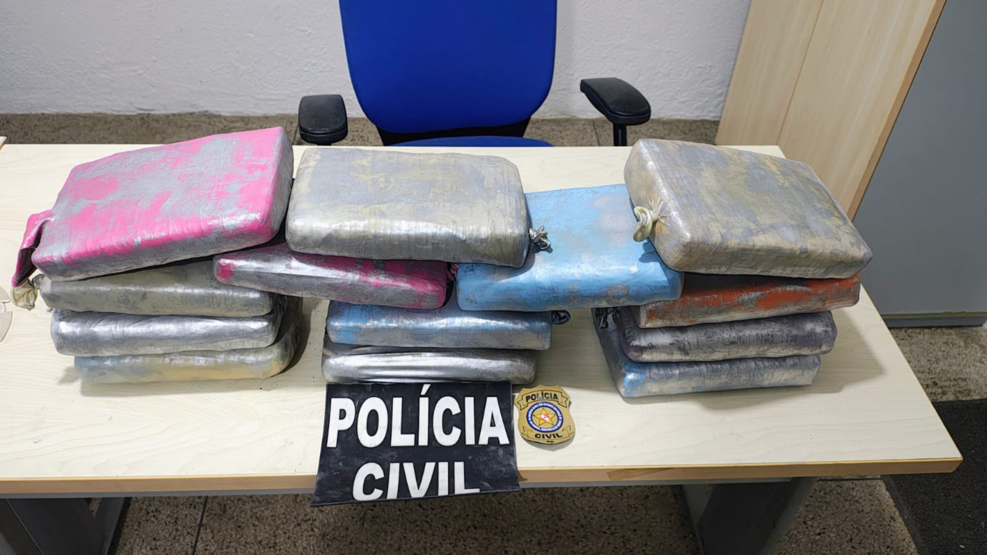 Tabletes de skunk estavam escondidos em malas dentro do veículo interceptado