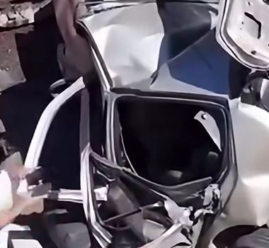 Imagem - Vídeo: Pai e filha conseguem sair com vida de carro atingido em engavetamento em Santa Catarina