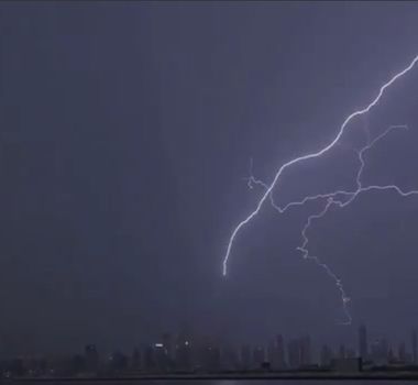Imagem - Vídeo: Raios atingem o prédio mais alto do mundo durante tempestade em Dubai