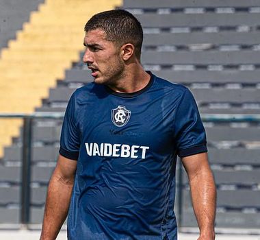 Imagem - Atacante do Remo sofre choque elétrico no banco de reservas em partida em Rondônia