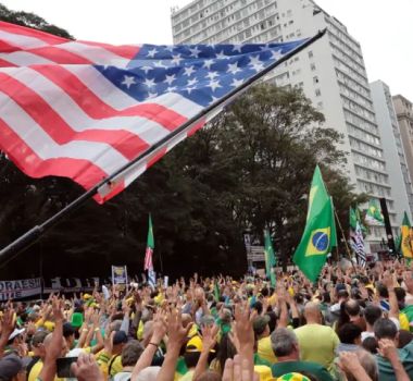 Imagem - EUA avaliam classificar PCC e Comando Vermelho como organizações terroristas após pressão de filhos de Bolsonaro