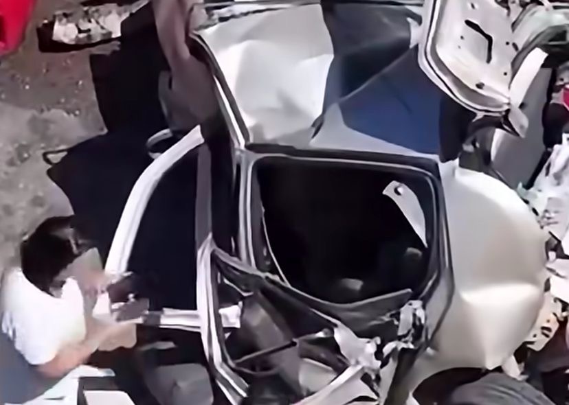 Acidente envolvendo caminhão e outros veículos foi registrado por drone; pai e filha conseguiram sair do carro antes do pior impacto