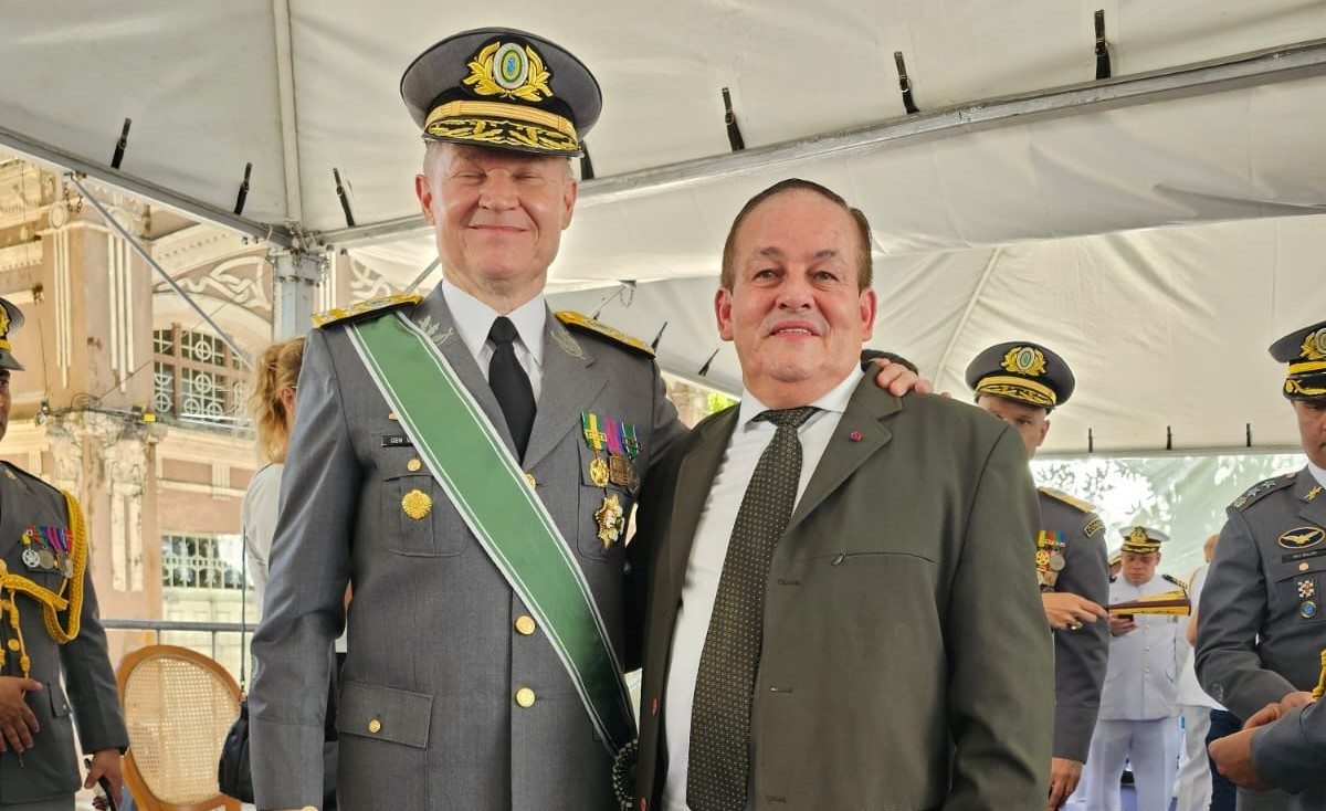 Advogado Paulo Roberto Freitas recebido por membros do alto comando do Exército no 2° B IS