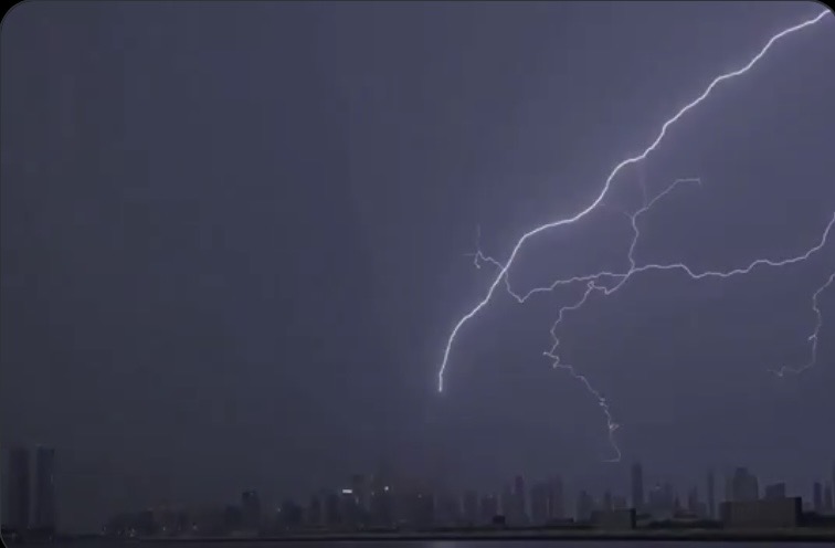 As imagens mostram as descargas elétricas sendo absorvidas com segurança pelo sistema de proteção do arranha-céu

