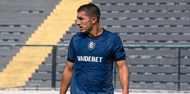 Imagem - Atacante do Remo sofre choque elétrico no banco de reservas em partida em Rondônia