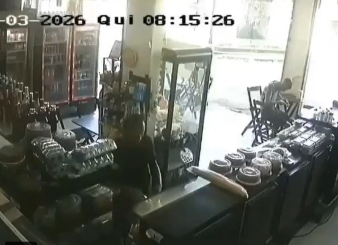 Homem é flagrado furtando padaria no bairro do Tapanã, em Belém