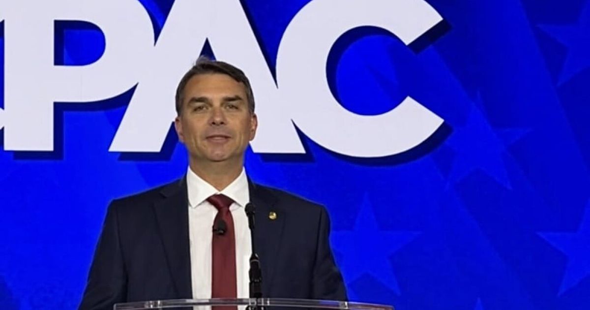 Flávio Bolsonaro adota discurso duro nos EUA e se apresenta como herdeiro político do pai