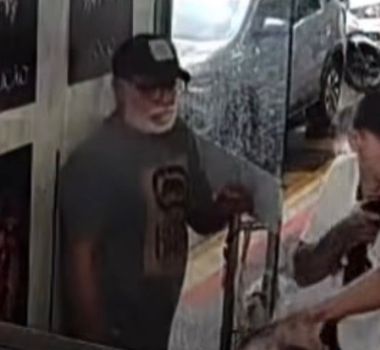 Imagem - Vídeo: armado, criminoso invade barbearia e rouba clientes e funcionários em Belém