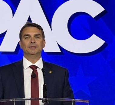 Imagem - Flávio Bolsonaro adota discurso duro nos EUA e se apresenta como herdeiro político do pai