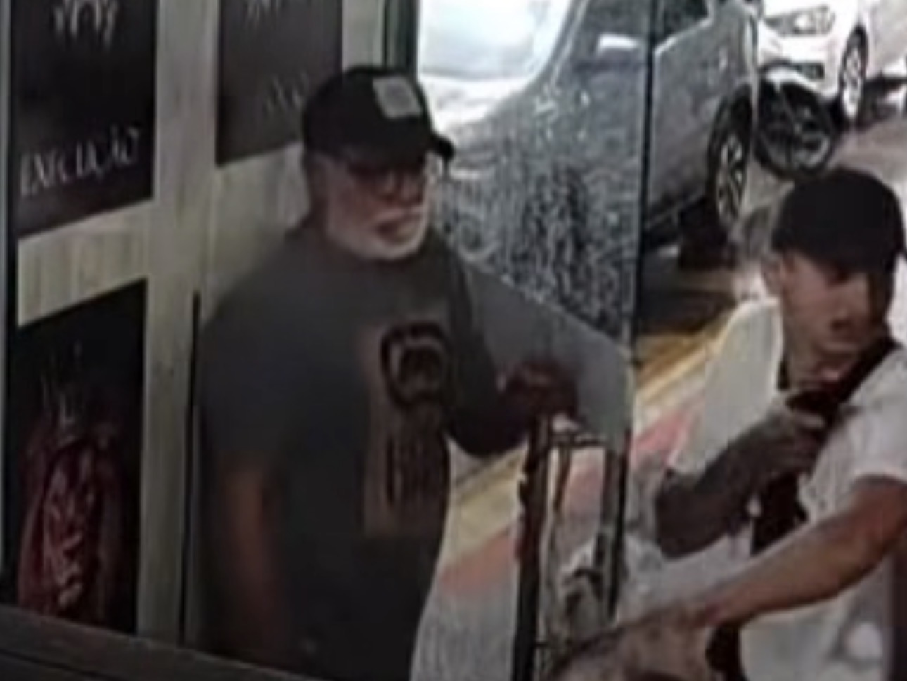 Imagem - Vídeo: armado, criminoso invade barbearia e rouba clientes e funcionários em Belém