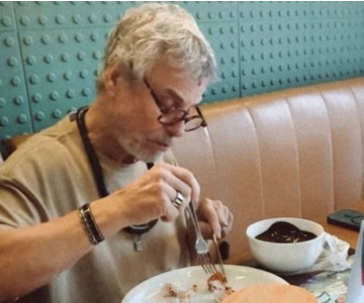 De passagem por Belém, Carlinhos de Jesus foi flagrado comendo um filhote frito com açaí, no restaurante de Cristiane Salomão, de onde é fã e jamais perde a oportunidade de visita-lo, em Belém. 
  
