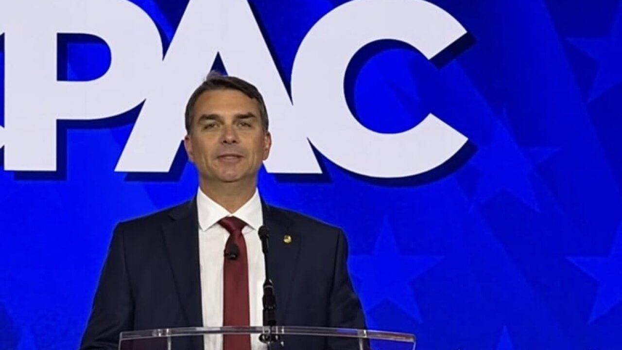 Flávio Bolsonaro adota discurso duro nos EUA e se apresenta como herdeiro político do pai