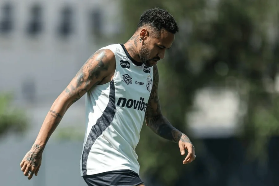 Neymar mostra evolução em treino e se aproxima de volta como titular no Santos

