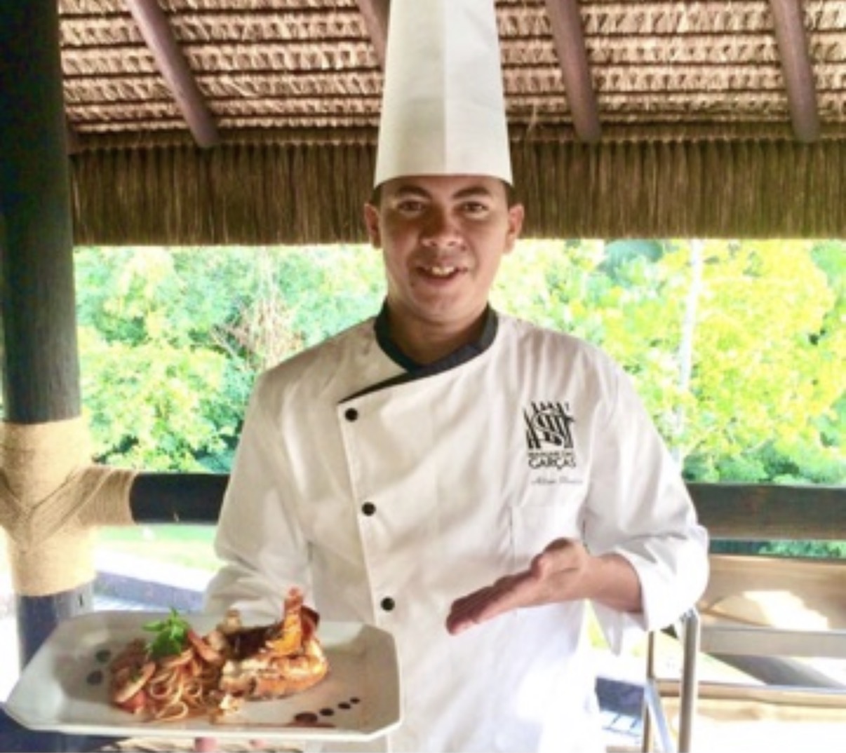 O chef Nelson Oliveira, que comanda a cozinha do Manjar das Garças, já selecionou os pratos que vai apresentar aos clientes no almoço da Páscoa. 
