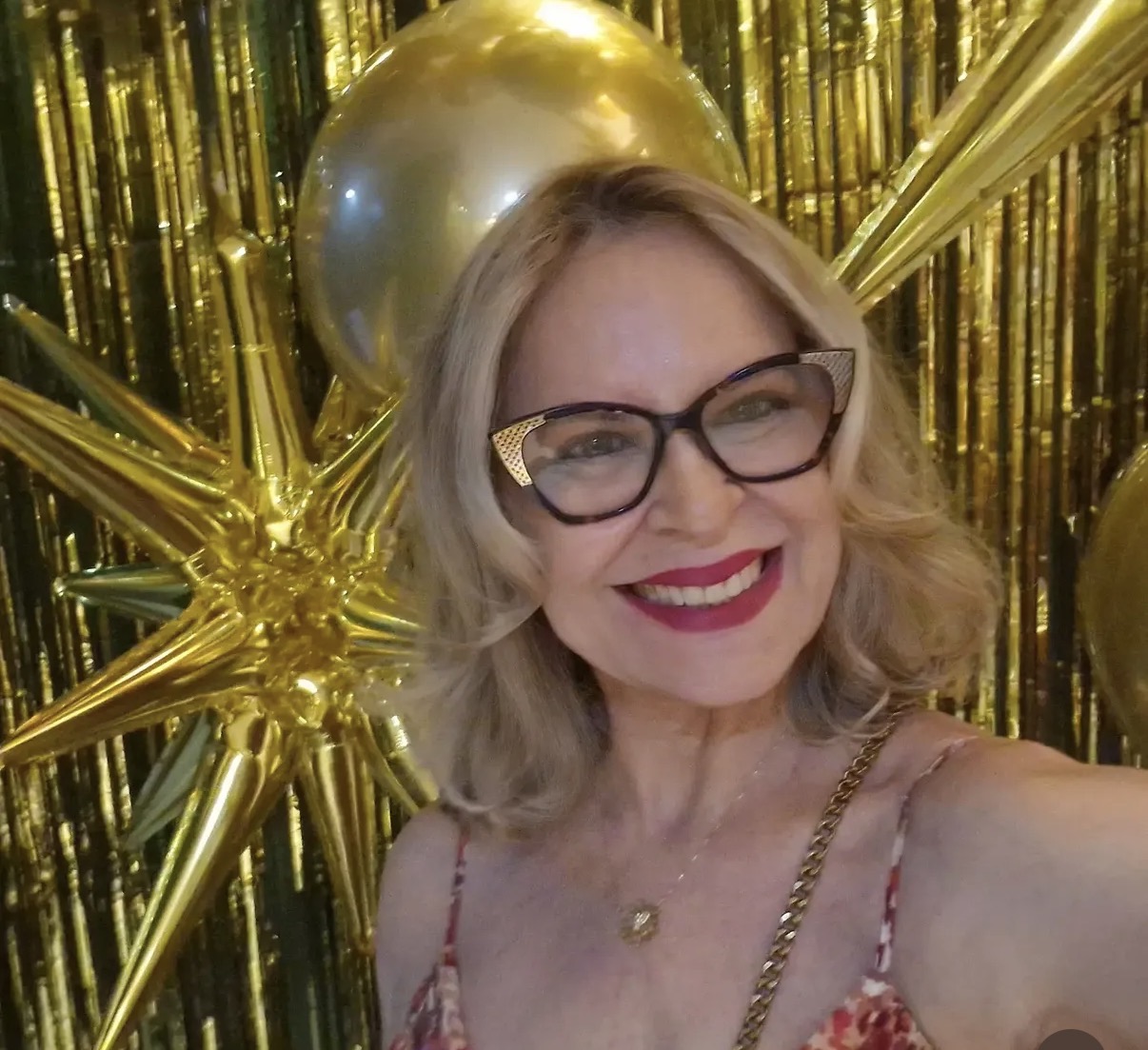 Quem aniversaria neste domingo é a amiga Diana Figueiredo, maquiadora e coiffeur das antigas e pioneira em tratamentos capilares, em Belém. Salut, amiguinha! 
