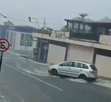 Imagem - Vídeo: temporal causa alagamentos e arrasta veículos em Oriximiná, no Pará