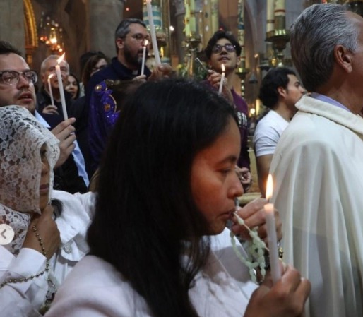 (Pela primeira vez em séculos, a tradicional celebração do Domingo de Ramos na Igreja do Santo Sepulcro, o local mais sagrado do cristianismo, foi interrompida por autoridades israelenses.)