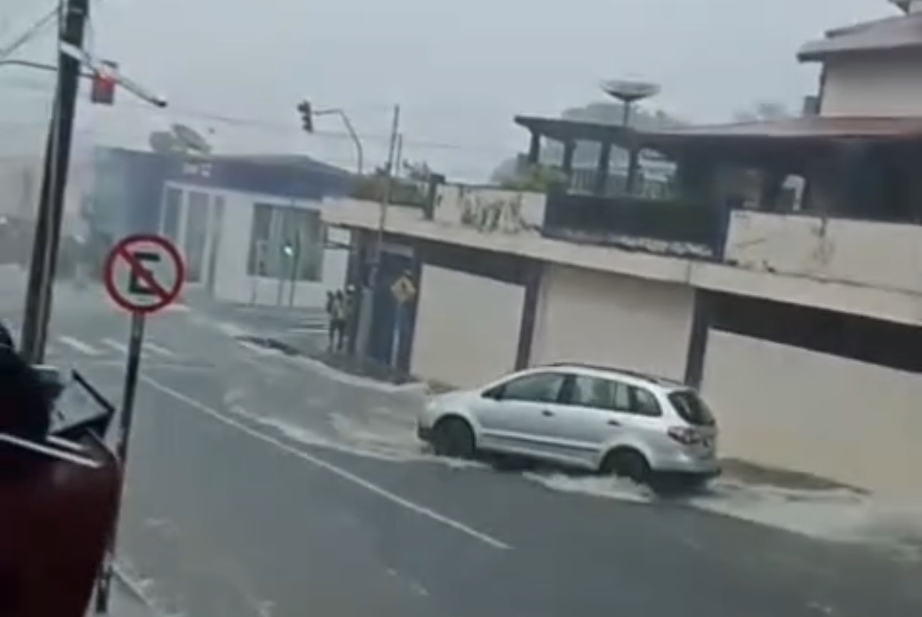 Imagem - Vídeo: temporal causa alagamentos e arrasta veículos em Oriximiná, no Pará