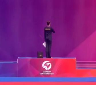 Imagem - Atleta russa protesta e fica de costas no pódio durante hino da Ucrânia na Copa do Mundo