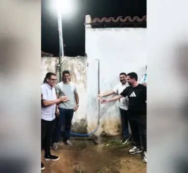 Imagem - Vídeo: prefeitura promove festa para inaugurar chuveiro e vira piada na web