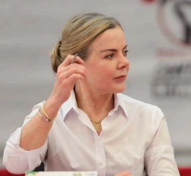 Imagem - Gleisi anuncia que vai deixar o governo Lula nesta quarta-feira